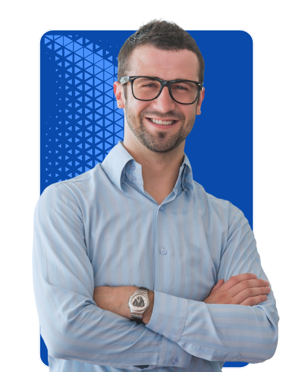 A man with short hair and wearing glasses, a light blue shirt, and a watch stands with arms crossed, smiling confidently in front of a blue background with a geometric pattern. His professional demeanor suggests expertise in retail recruitment services.